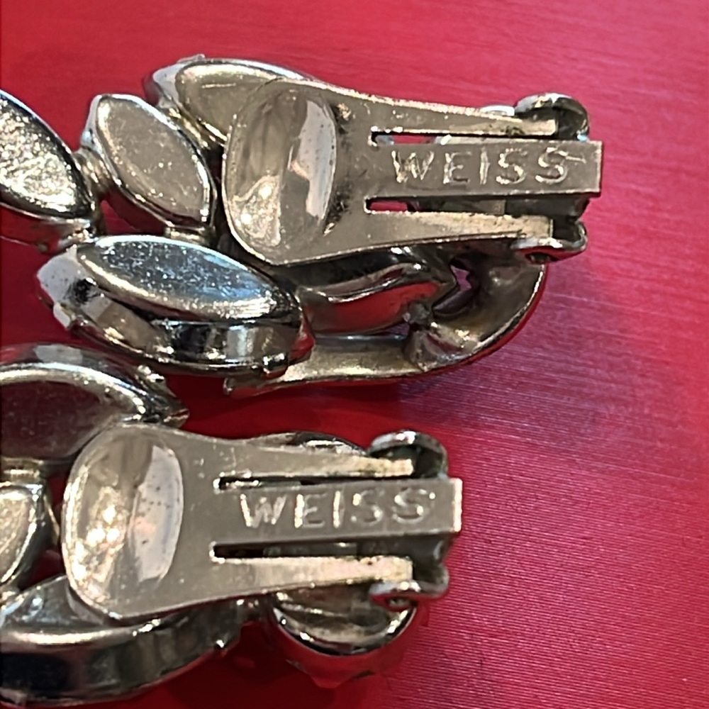 Weiss Vintage Crystal Clip On Earring. Stunning Craftsmanship. Breathtaking - Picture 5 of 8
